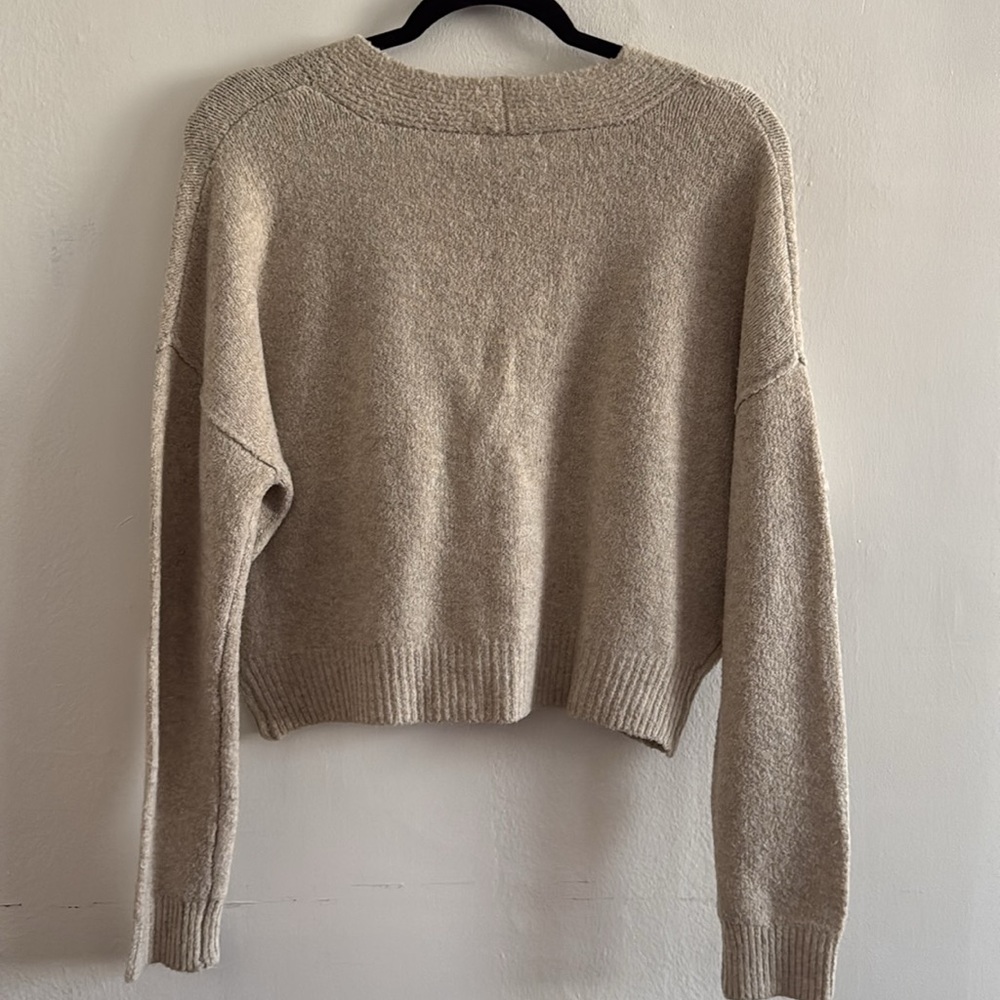 🎲SOLD🎲 NWOT Drop Shoulder Cropped Buttoned Sweater - Picture 4 of 5